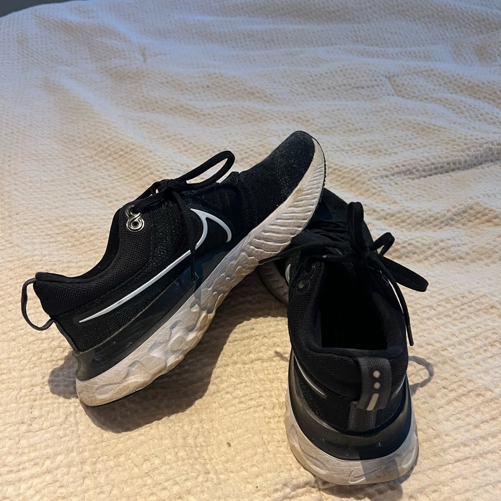 Nike size 7 infinity fly knit womens shoes
